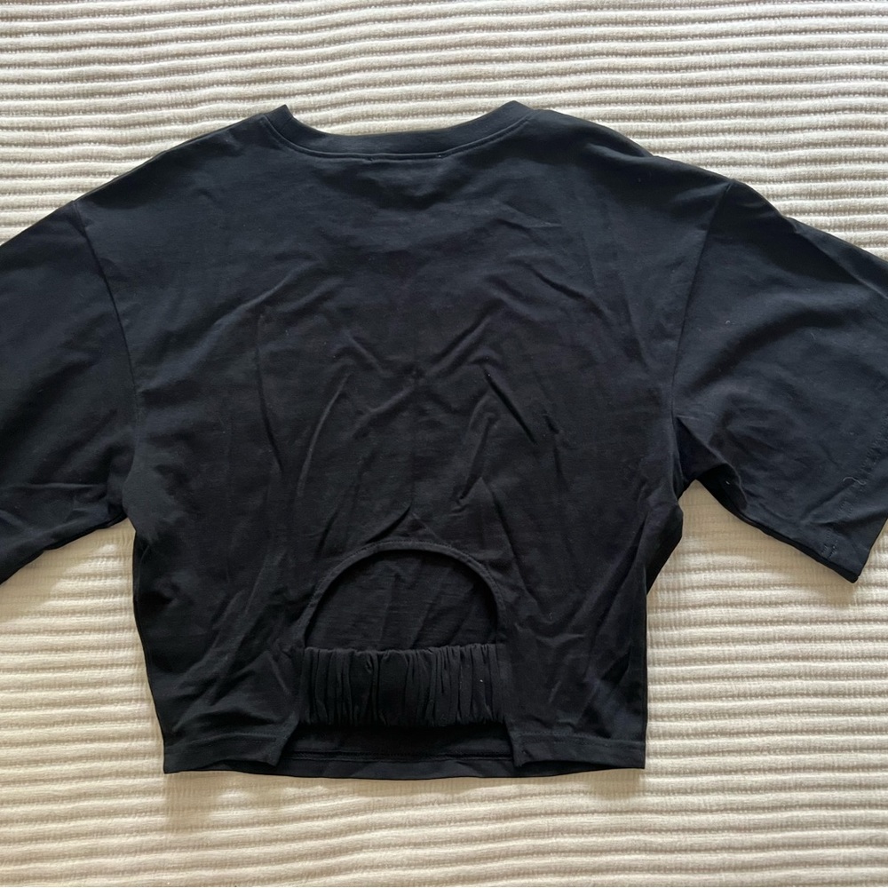 Frame black t shirt cropped keyhole detail in back Small